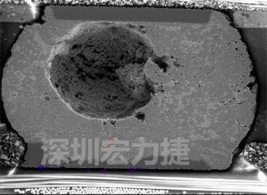 錫球氣泡大到足以影響到焊接的品質，下圖是錫球切片后的剖面，可以很明顯看到氣泡已經有錫球的 1/3 大了