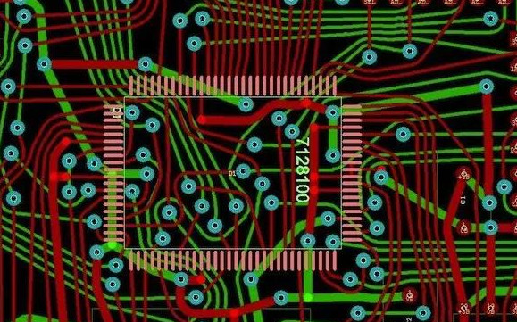 底圖：同樣的設計但采用了任意角度的布線。