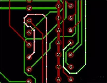 通過自動優化導線形狀消除導線打彎(用線段近似弧線只是為了顯示沒有弧線的任何角度例子)。